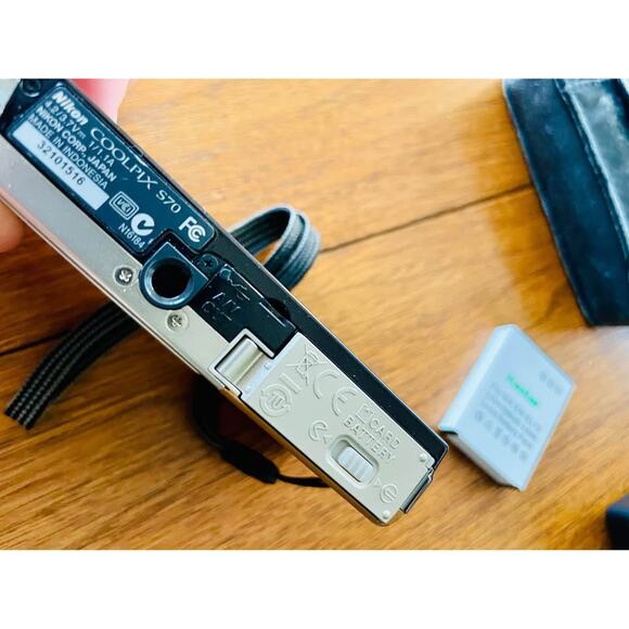 Vintage Nikon Coolpix S70 12.1 MP w card 3 Battery & Charger Excellent - Picture 7 of 8